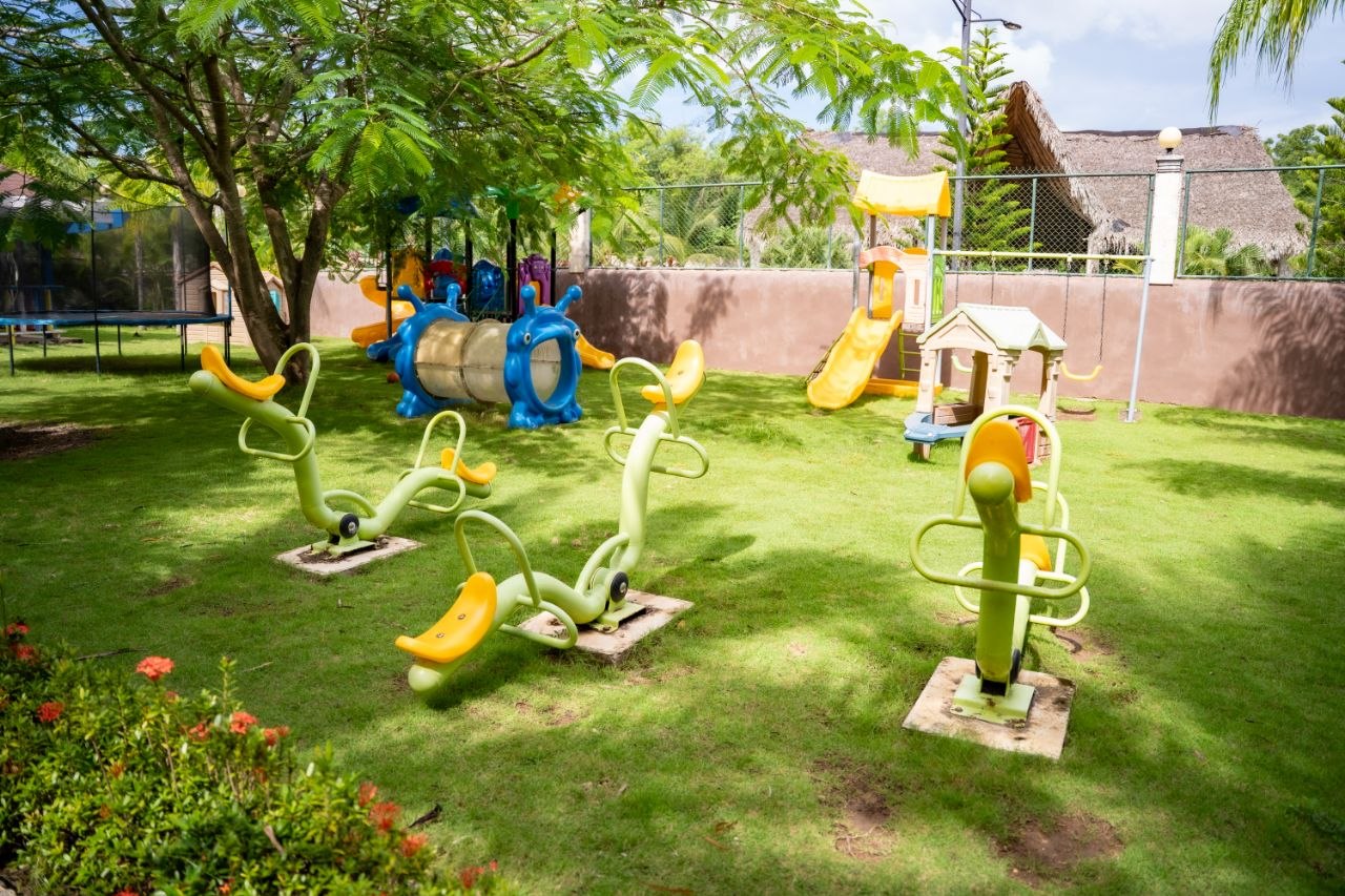 Parque infantil y área de juegos del hotel