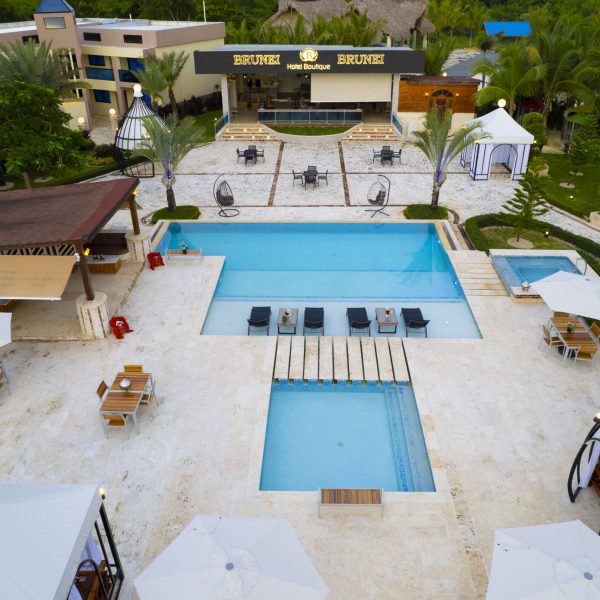 Vista aérea de las piscinas en Brunei Hotel Boutique
