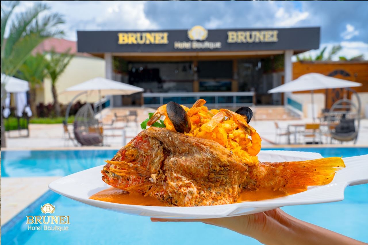 Gastronomía frente a la piscina del hotel