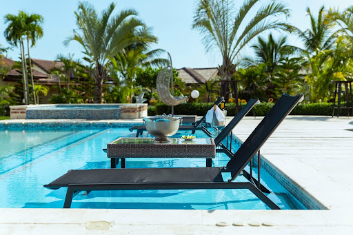 Piscina y áreas de descanso de Brunei Hotel Boutique