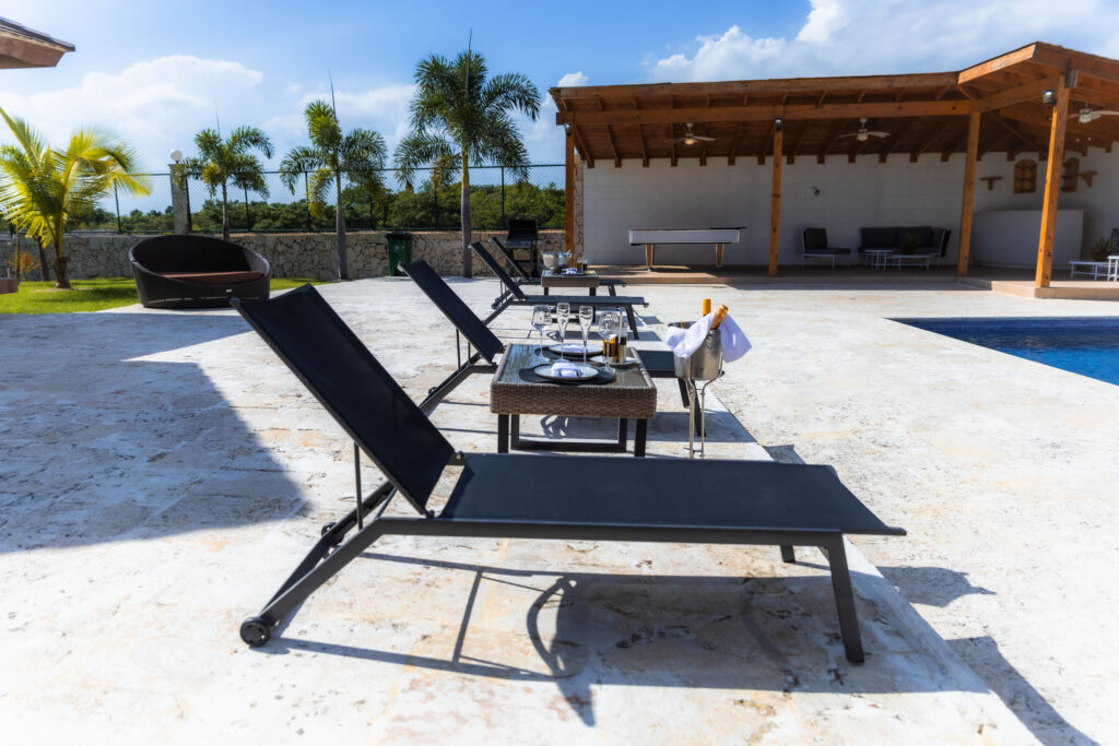 Piscina y terraza